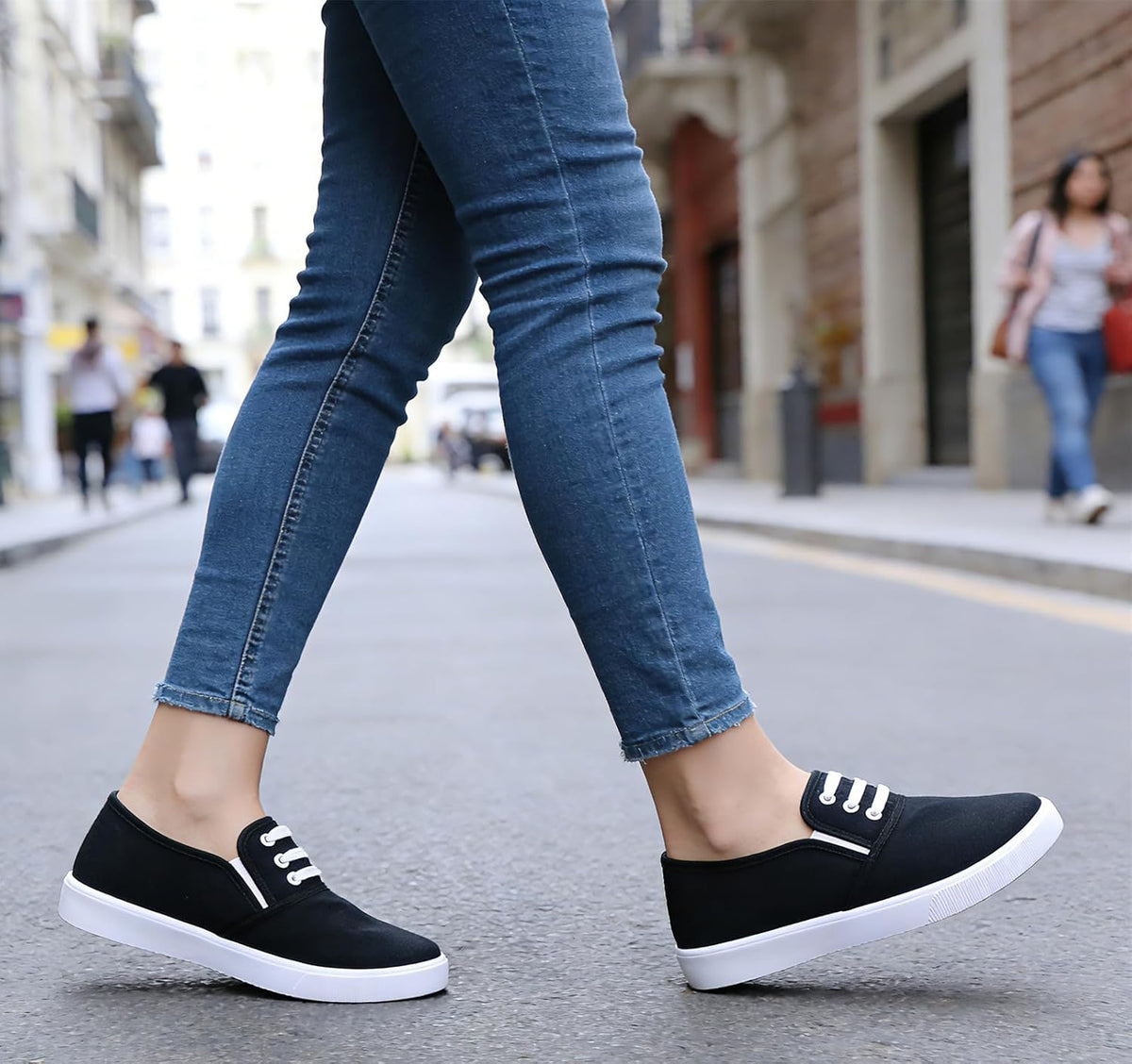 Canvas Tennis Shoes for Women Low Top Casual White Black Sneakers for Women Slip on Fashion Comfortable Walking Shoes